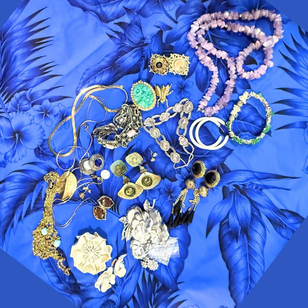 Lot - 30pc Broken VTG Jewelry Repair Some: Coro ART Monet Rhine Goldette Napier
